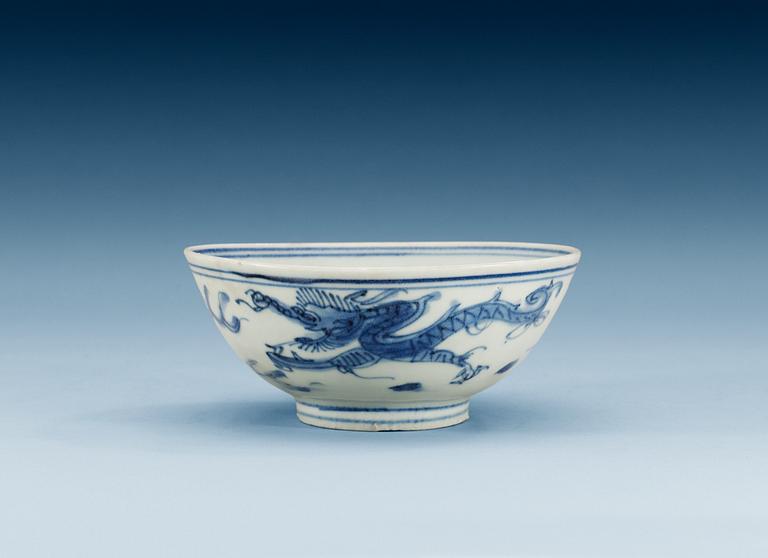 A blue and white bowl, 17th Century.