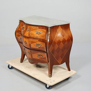 BYRÅ, rokokostil, omkring 1900-talets mitt.