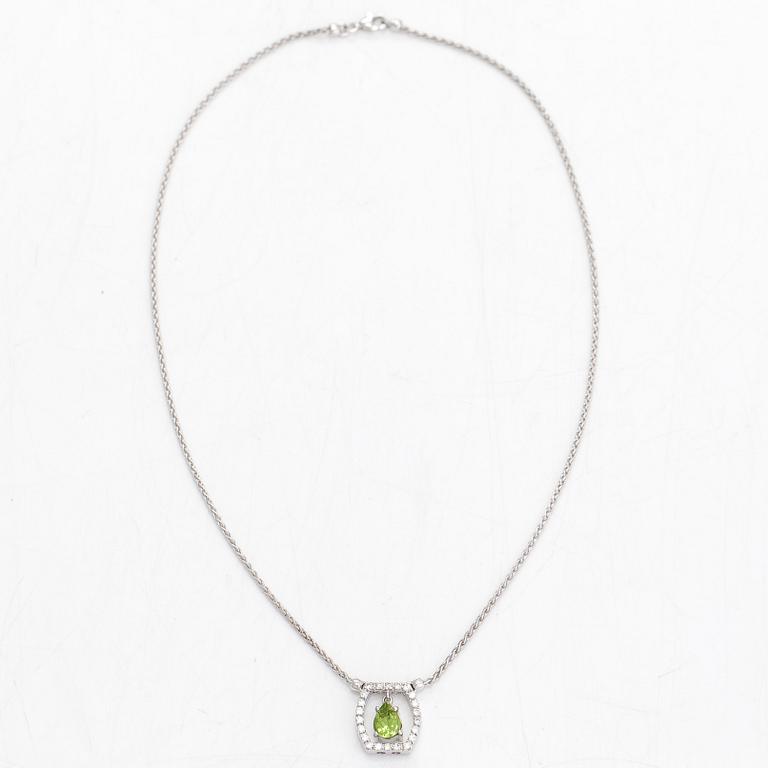 Halsband, 18K vitguld med droppformad peridot och diamanter totalt ca 0.44 ct.