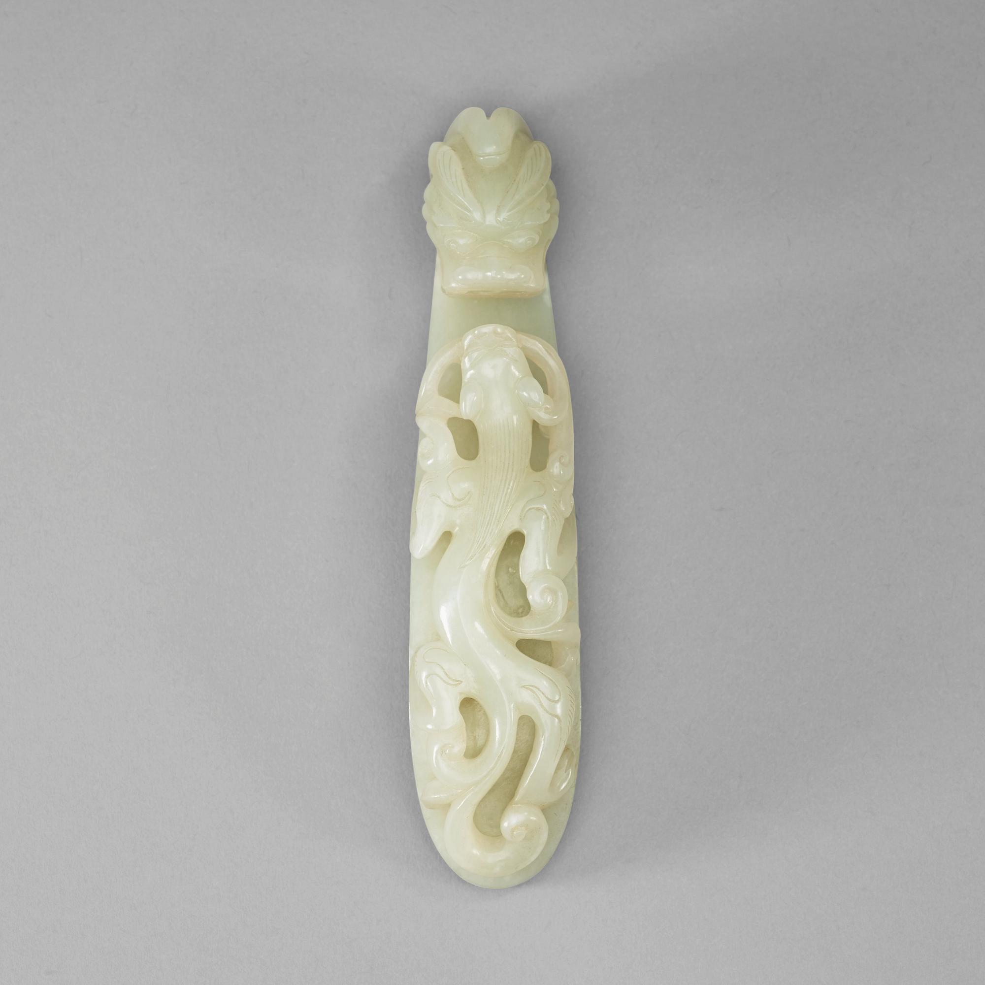 A pale celadon carved nephrite belt hook, Qing dynasty (1644-1912).