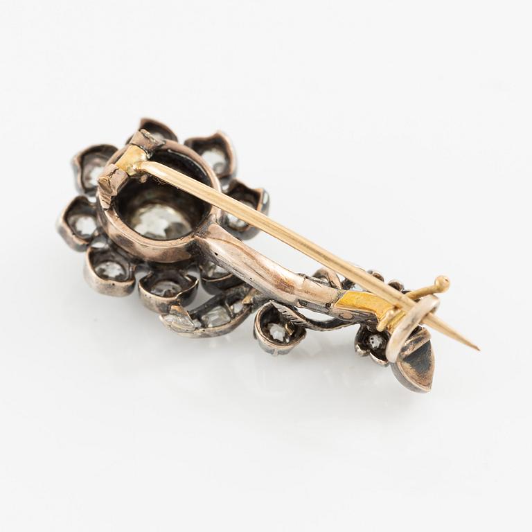 Brooch in the form of a flower, gold and silver with old-cut diamonds, 19th century.