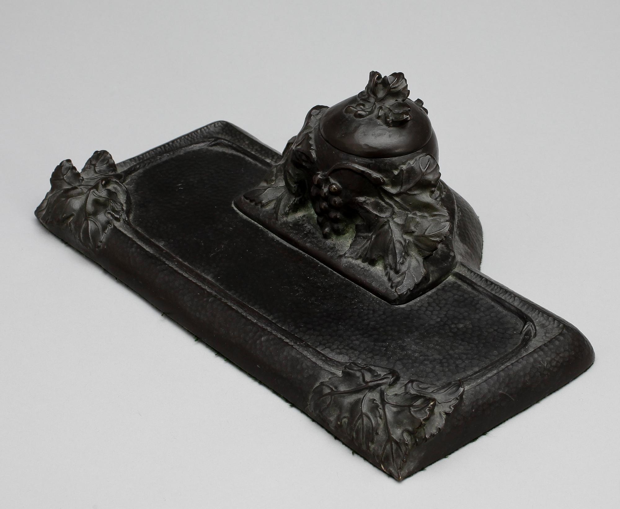 SKRIVSTÄLL, brons, jugend, omkring sekelskiftet 1800/1900-tal. E. Engström.