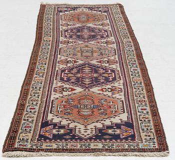 A runner carpet, Sarab, approx. 302 x 76 cm.