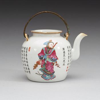 A famille rose teapot, Qing dynasty late 19 century.