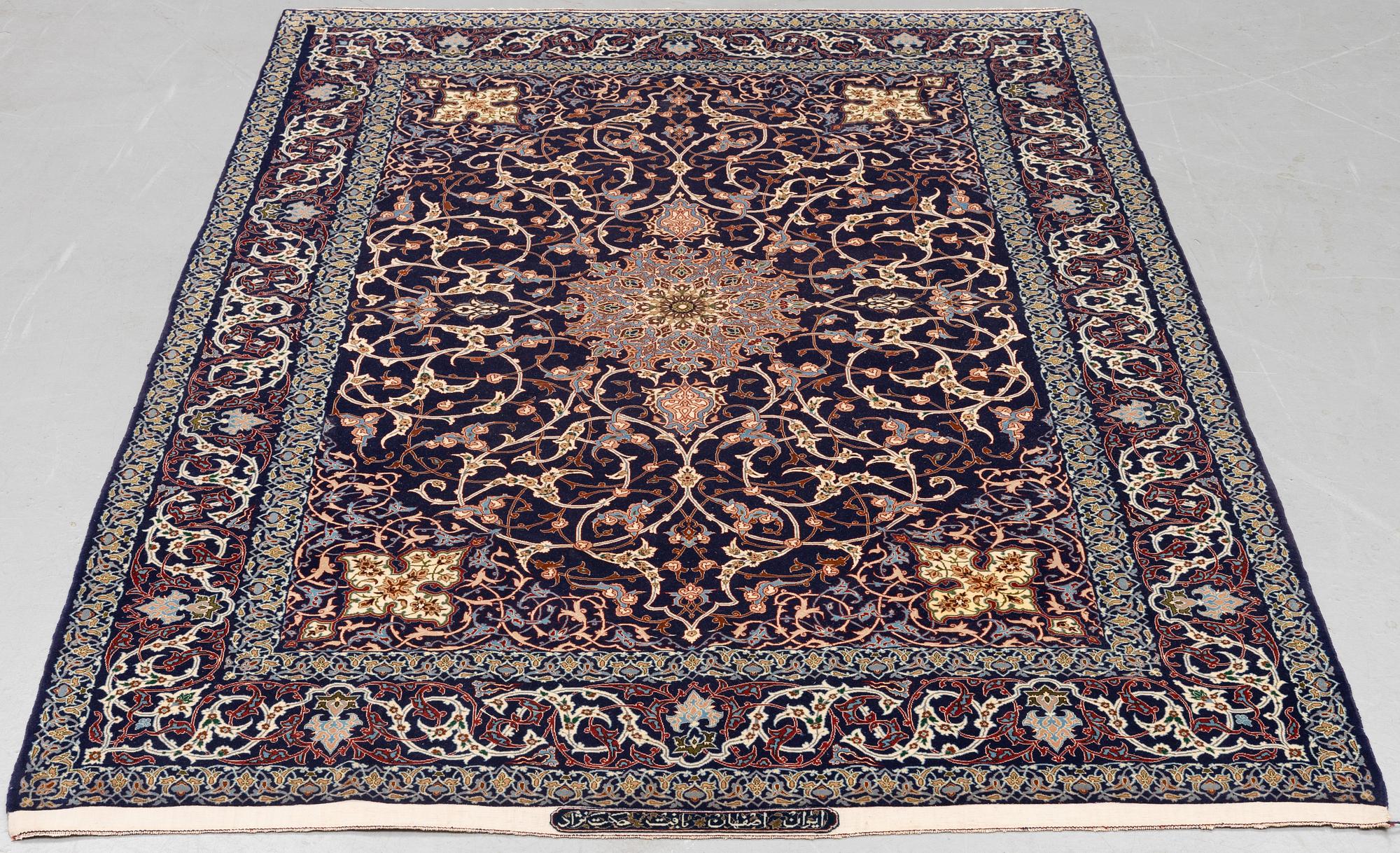 Matta, semiantik Isfahan, signerad Hekmat Nejad, ca 224 x 151 cm (samt 1 respektive 4 cm slätväv på vardera sida).