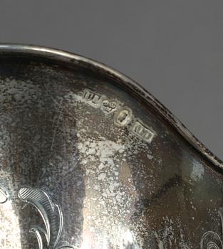 KANNA OCH GRÄDDKANNA, silver, Gustaf Möllenborg Feron, Stockholm bla 1860. Total vikt ca 1266 gram.