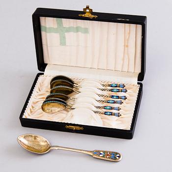 KAFFESKEDAR 6+1, emalj och silver, Ryssland ca 1900.