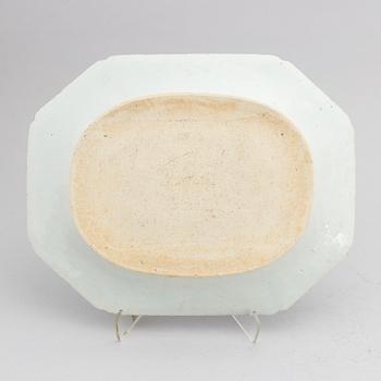 A Chinese blue and white porcelain serving dish, Qing dynasty, Qianlong (1736-95).