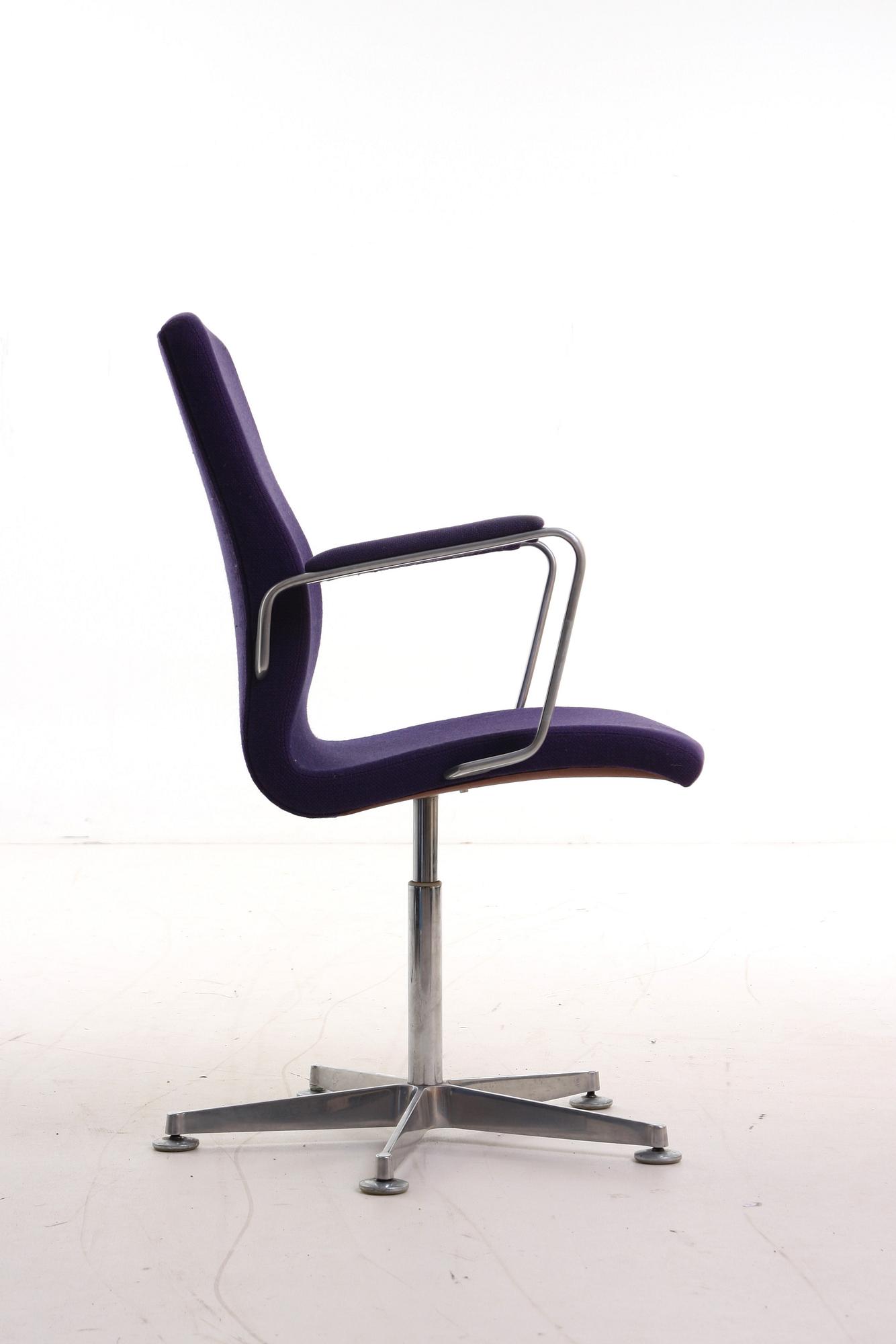 KARMSTOL, "Oxford Chair", Arne Jacobsen för Fritz Hansen, etikettmärkt.