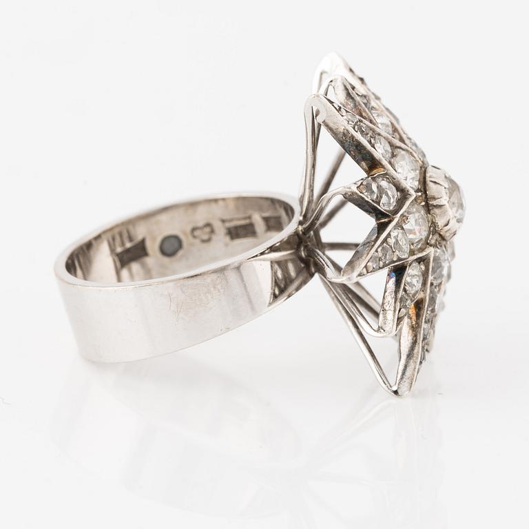Ring, Jarl Sandin, stjärnformad 18K vitguld med gammalslipade diamanter.