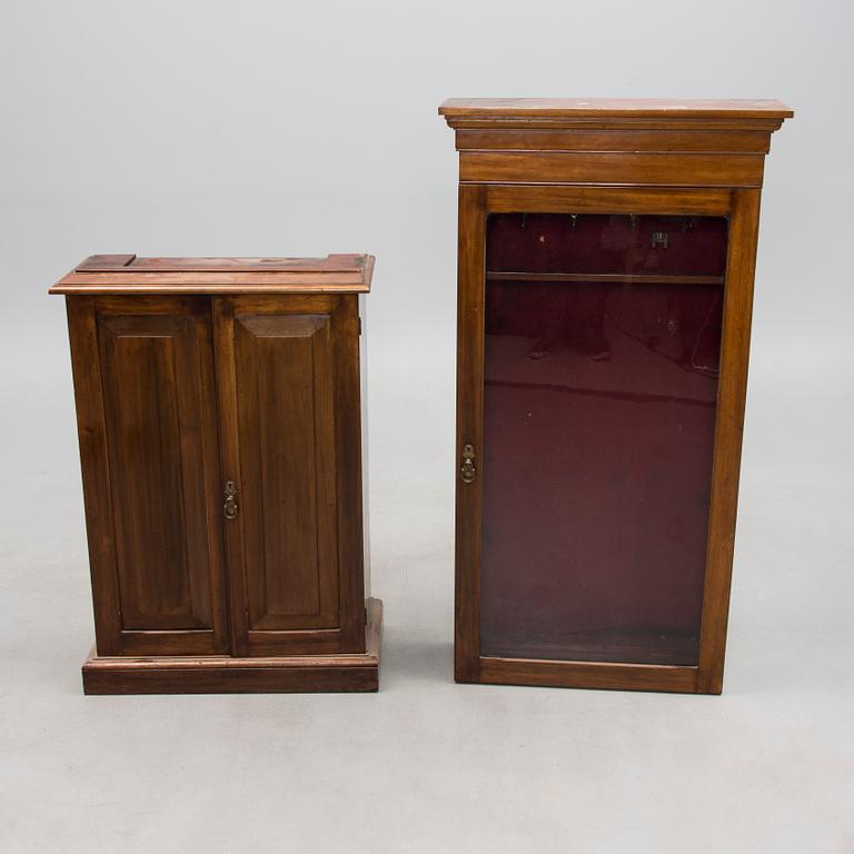 VAPENSKÅP, 1800-tal.