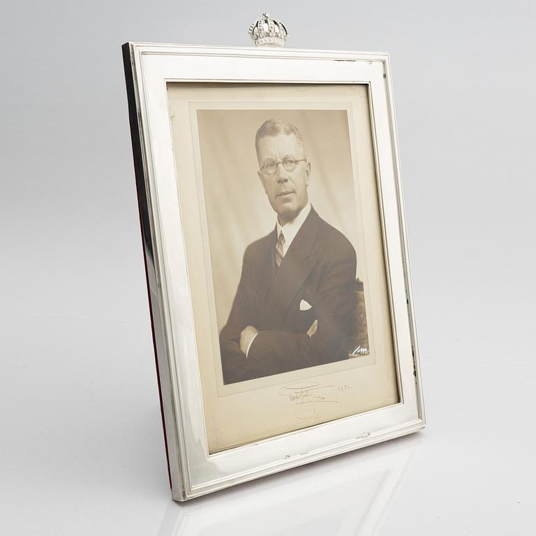 W.A. Bolin, ram i silver med foto föreställande kung Gustav VI Adolf, Stockholm 1951.