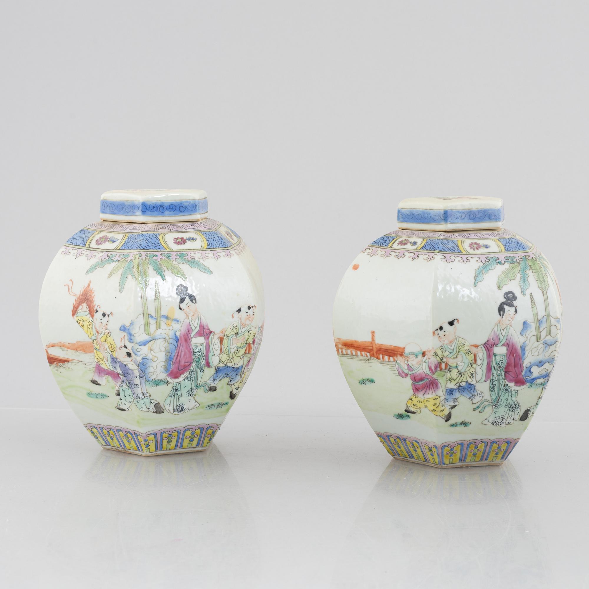 A pair of porcelain urna with covers, China, second half of the 20th century.