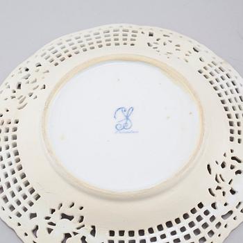 16 similar pieces of porcelain table ware, by Sächsische Porzellan-Manufaktur Dresden, 20th cenutry.