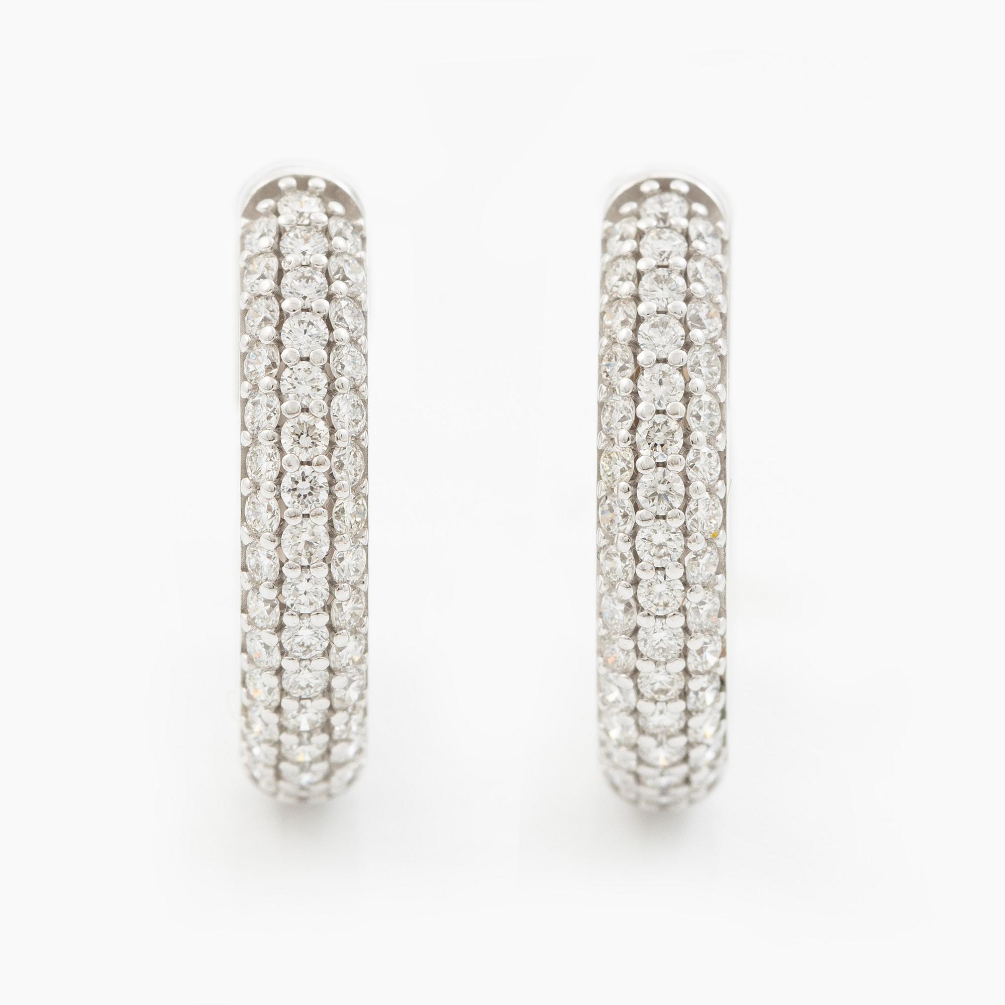 Hoop earrings 18K white gold with brilliant-cut diamonds.
