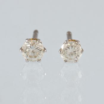ÖRHÄNGEN, 18K vitguld med 2 briljantslipade diamanter ca 0.30 ct. Vikt 0,9 gram.