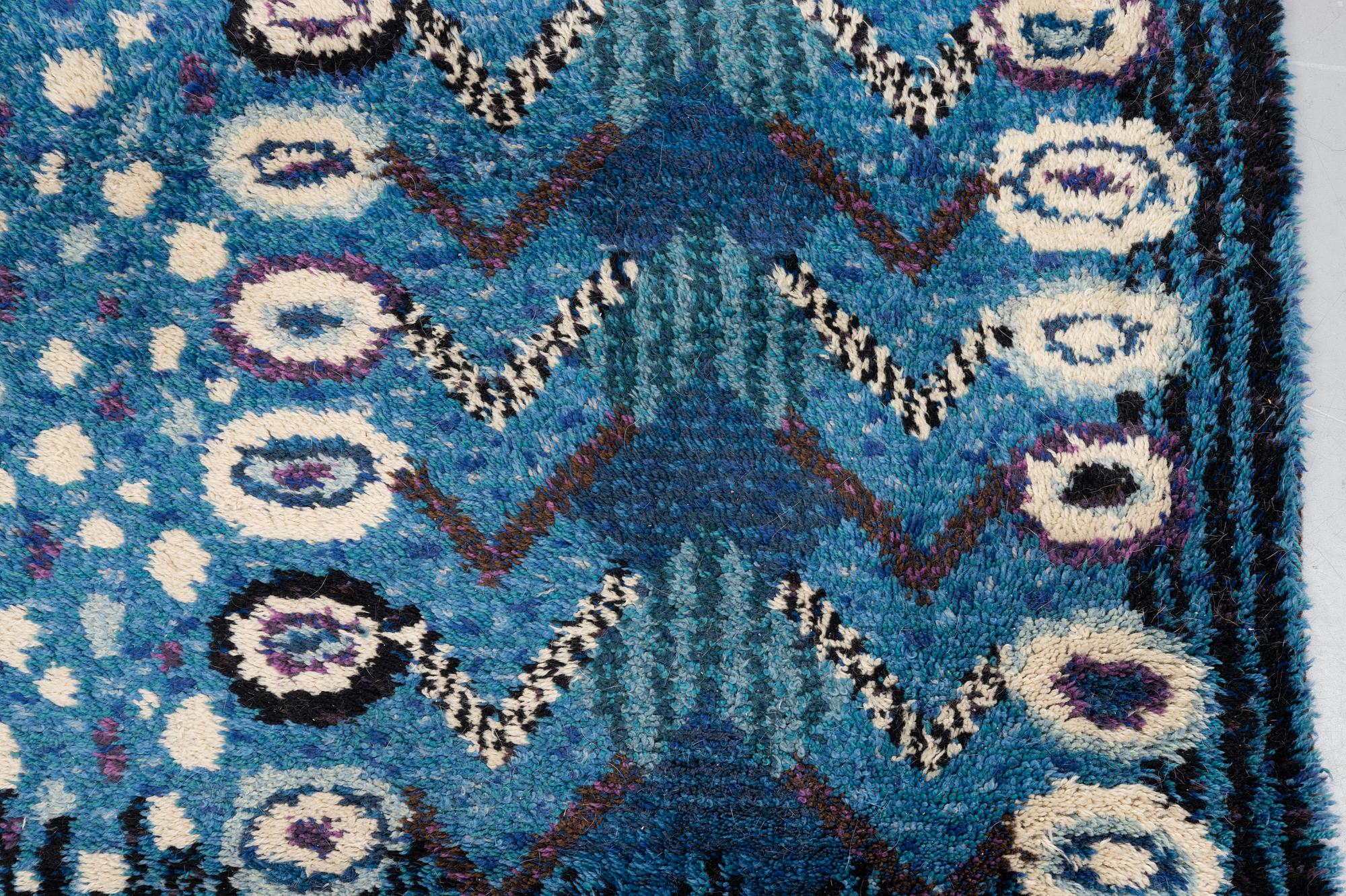 Berit Koenig, matta, "Påfågelsmattan", rya, ca 360 x 245 cm, Svensk Hemslöjd, osignerad.