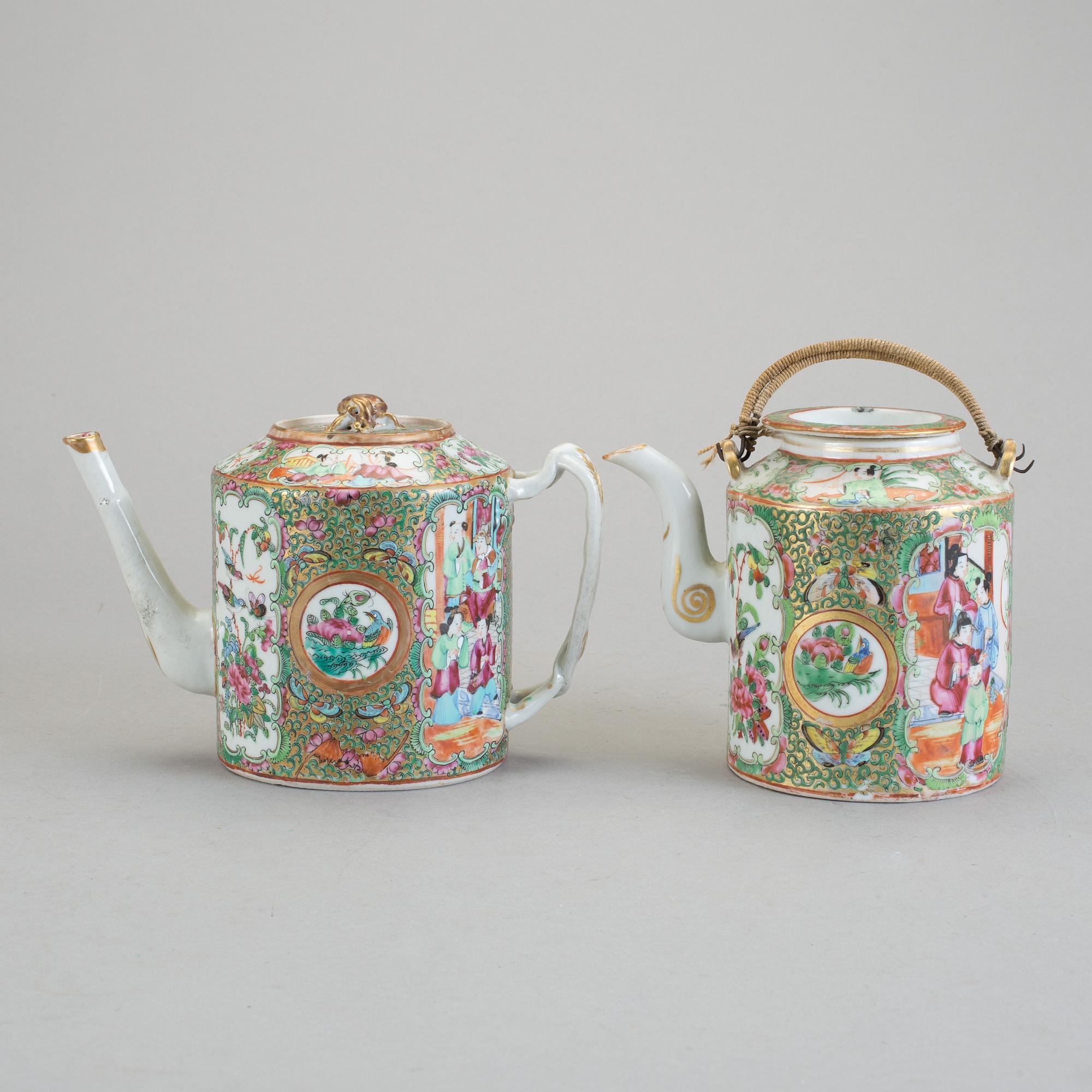 TEKANNOR, 2 st, porslin, Kina, omkring 1900.