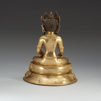 AMITAYUS, förgylld brons. Troligen sen Qing dynastin/1900-tal.