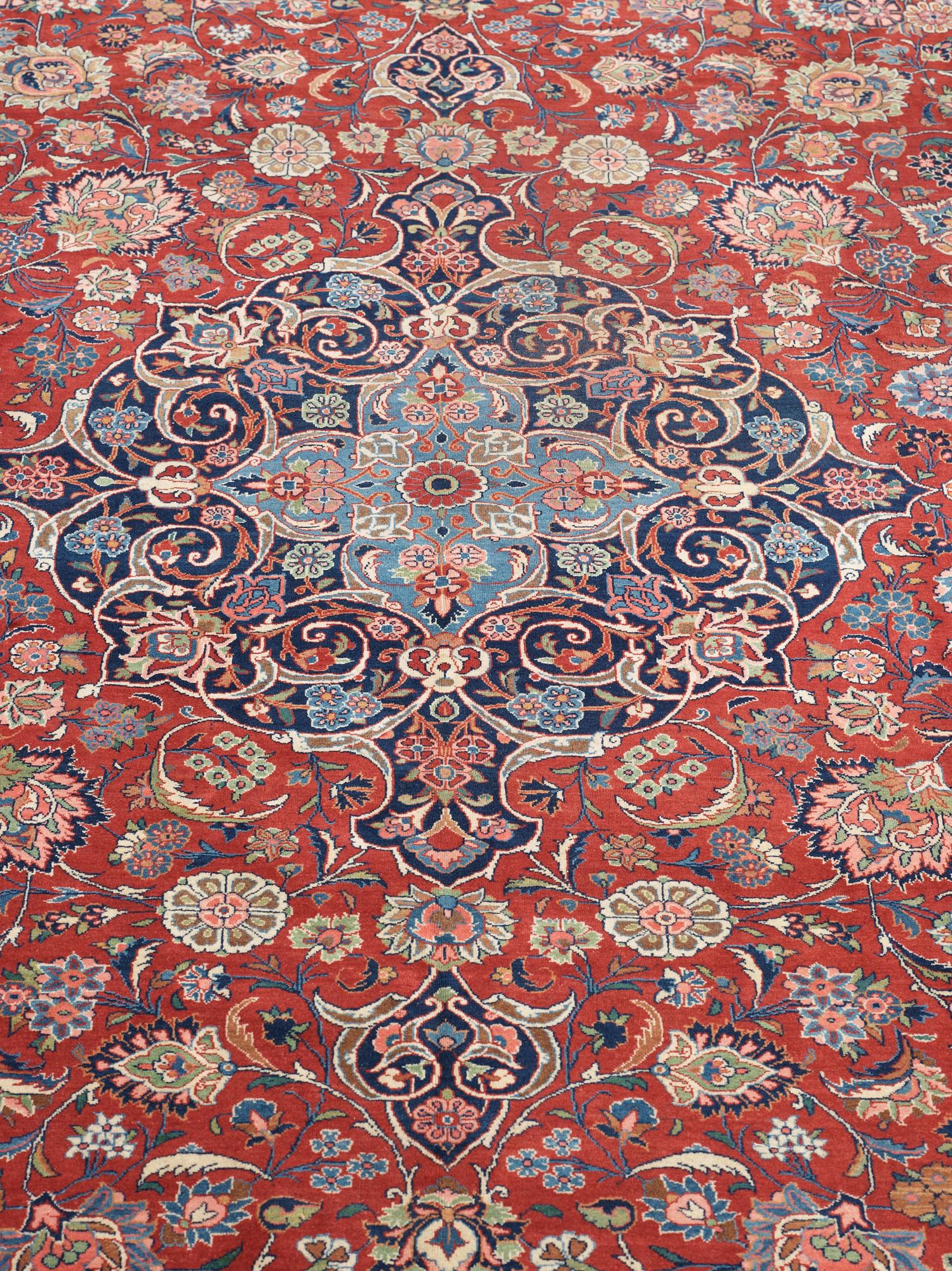 SEMI-ANTIQUE KASHAN. 394 x 309,5 cm.