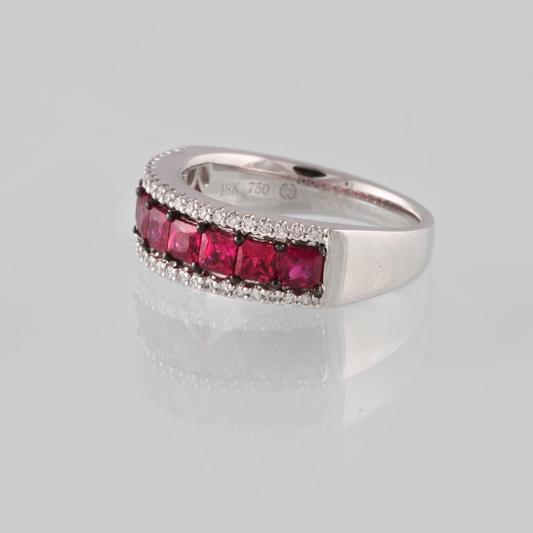 RING, 18K vitguld med briljantslipade diamanter 0.22 ct samt carréslipade rubiner 1.67. Vikt 6,6 gram.