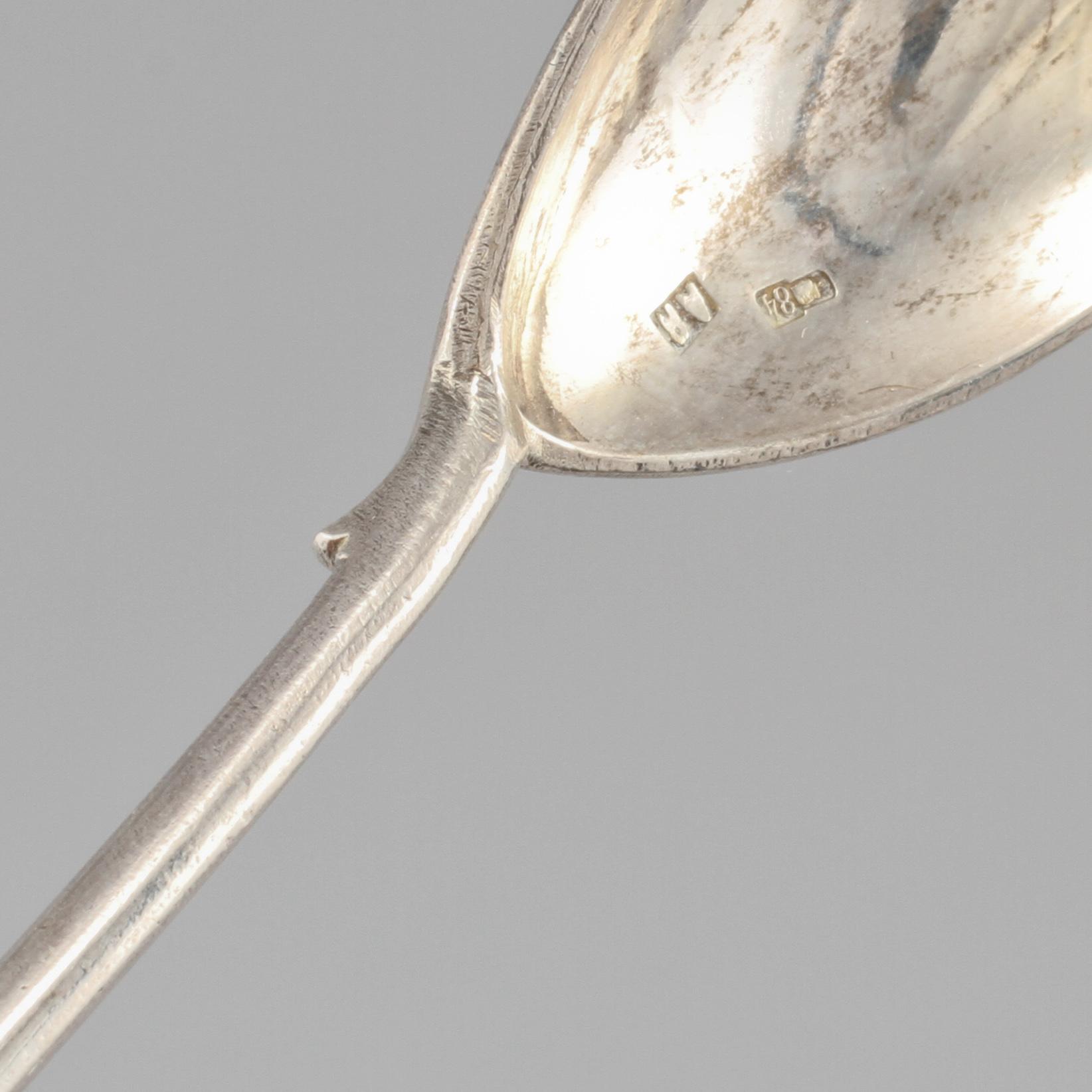 TEGLASHÅLLARE samt TESKED, silver, möjligen 2a Artellen, Moskva 1908-1917 vikt 190 g.