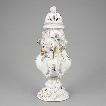 URNA MED LOCK, porslin, rokokostil, Meissenliknande märke, omkring år 1900.
