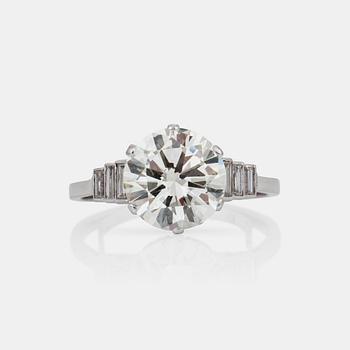 519. RING med gammalslipad diamant, ca 3.50 ct, flankerad av baguetteslipade diamanter.