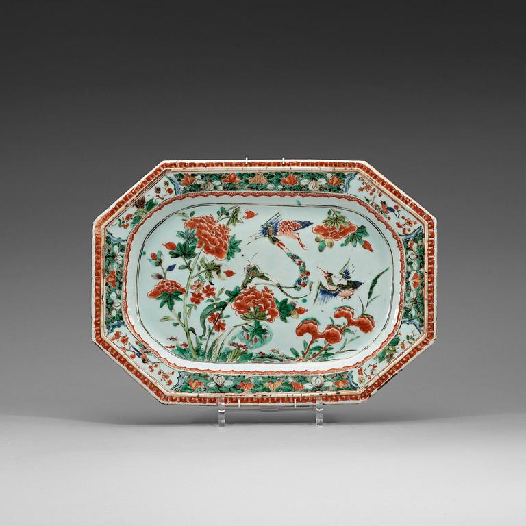 A famille vert 'pie-crust' charger. Qing dynasty, Kangxi (1662-1722).