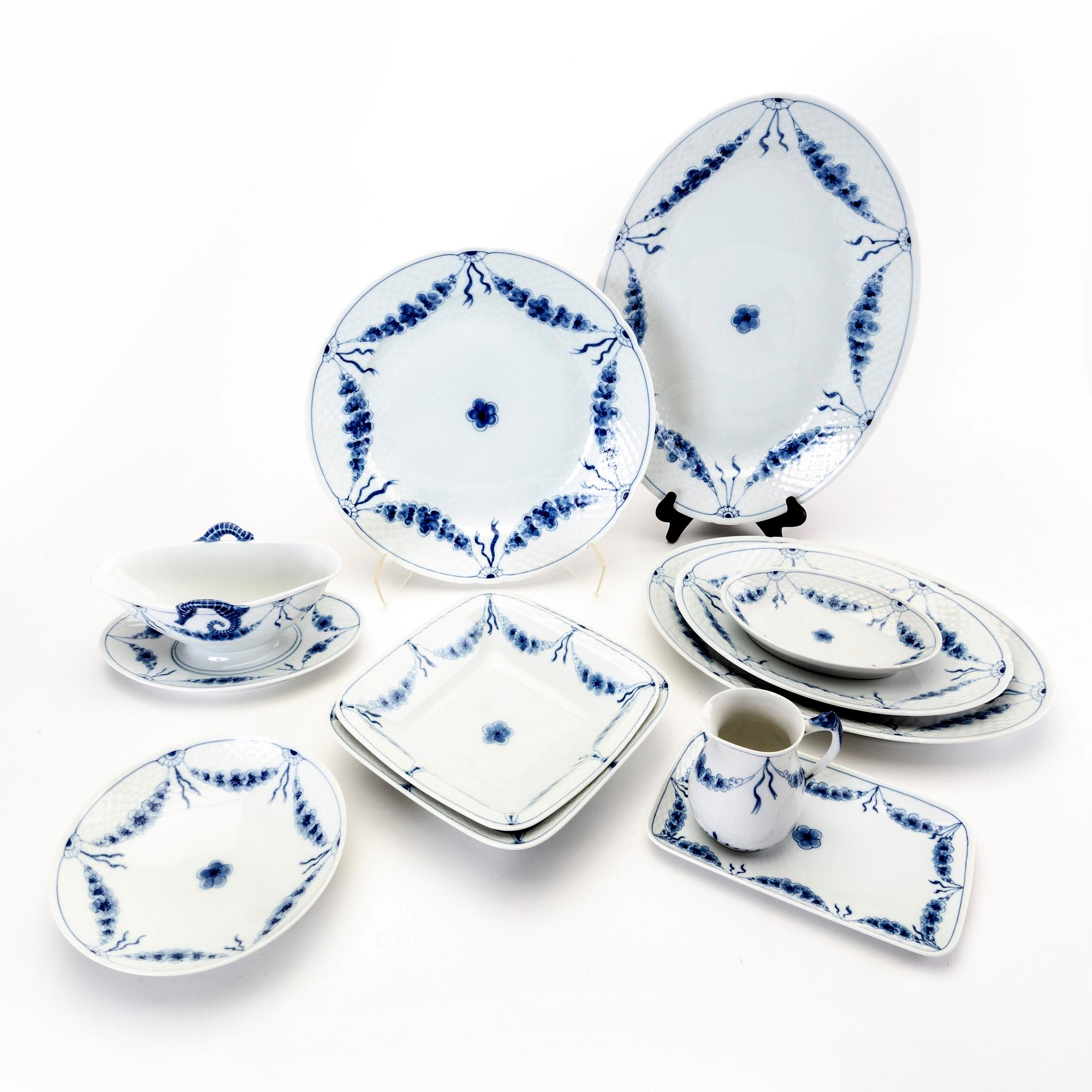 A Danish 98 pcs Bing & Gröndahl porcelain service from the latter part of the 20th century.