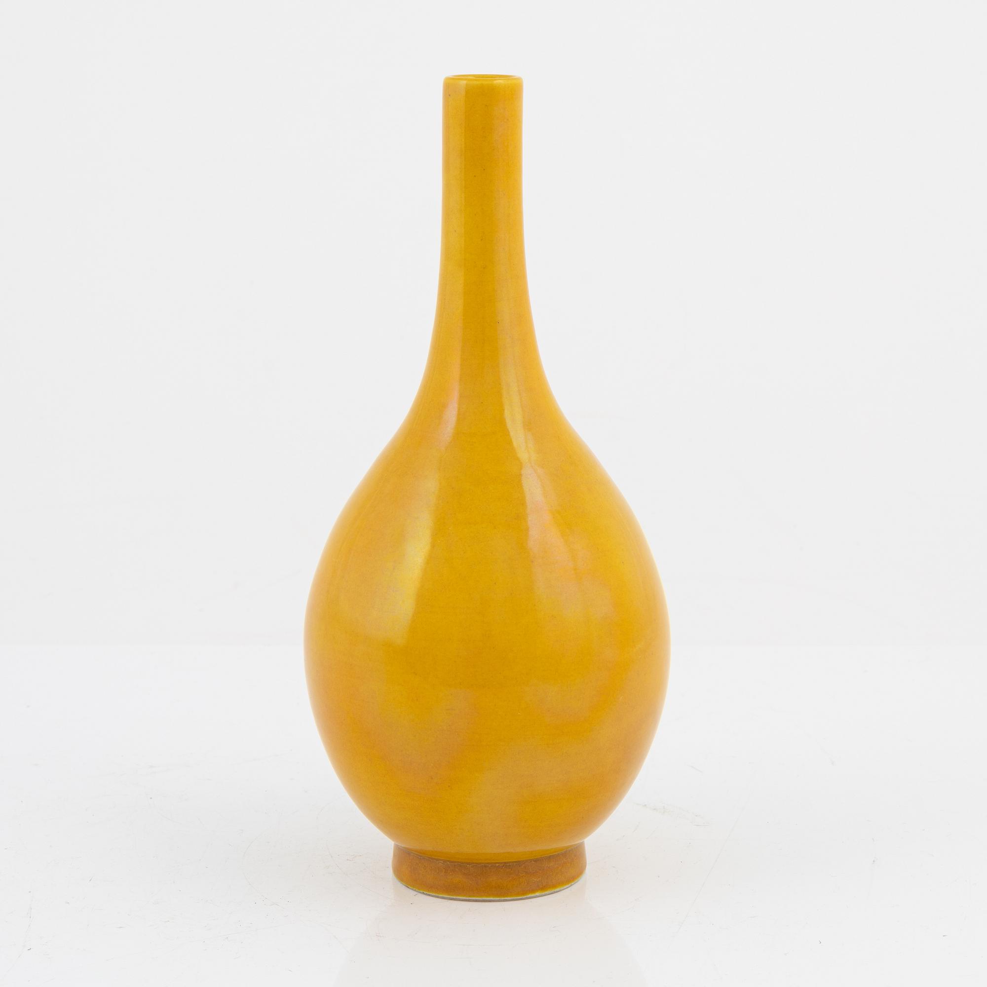 An early 20th century vase, China.