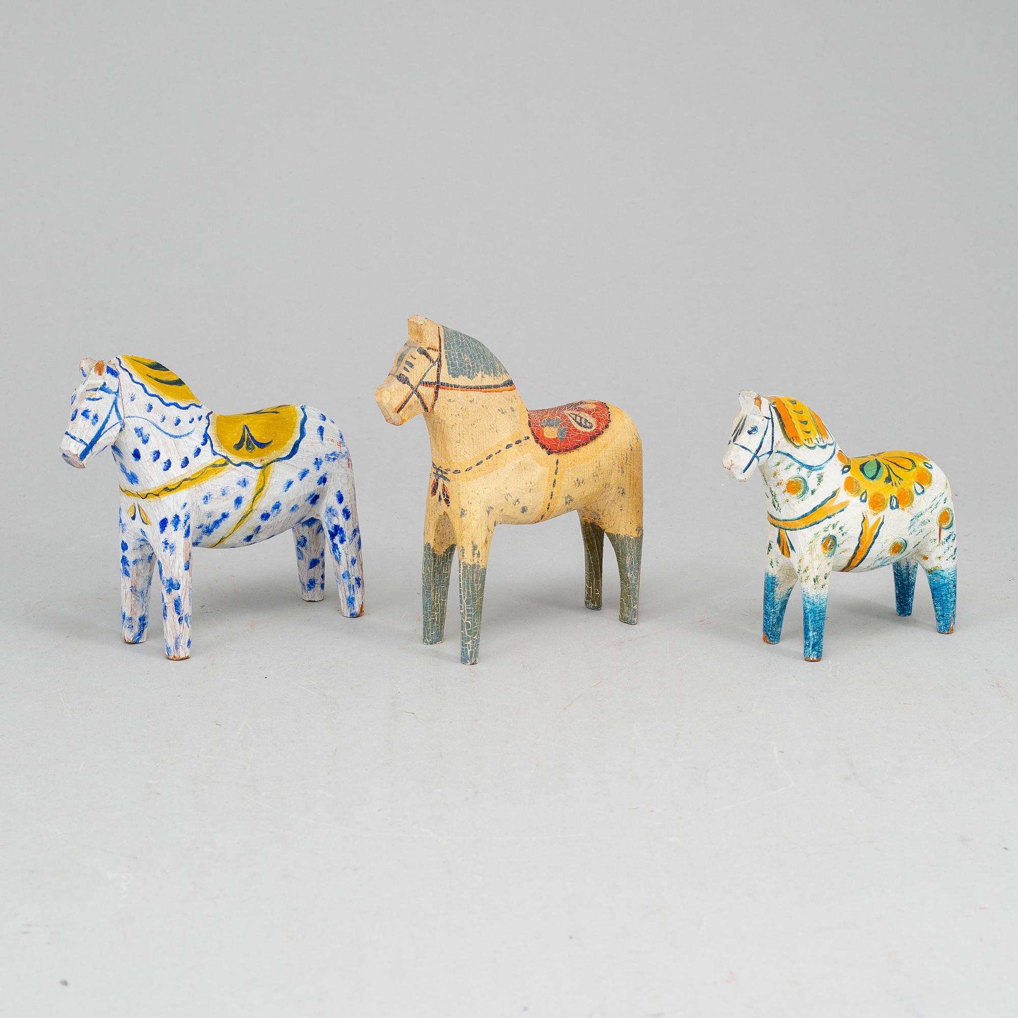 Five painted dalahästar, early 20th century.