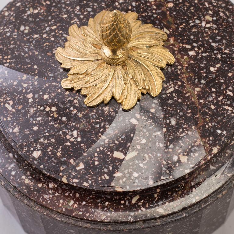 SMÖRASK MED LOCK. Älvdalen, 1800-talets början, Empire.