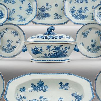 Servis, 53 delar, kompaniporslin. Qingdynastin, Qianlong (1736-95).