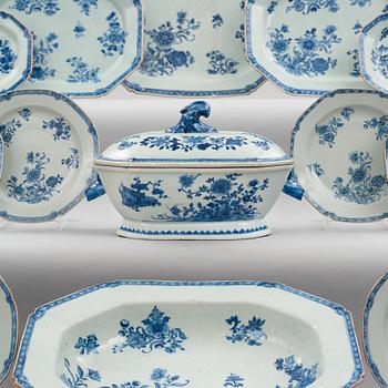 A blue and white dinner servis, Qing dynasty, Qianlong (1736-95). (53 pieces).