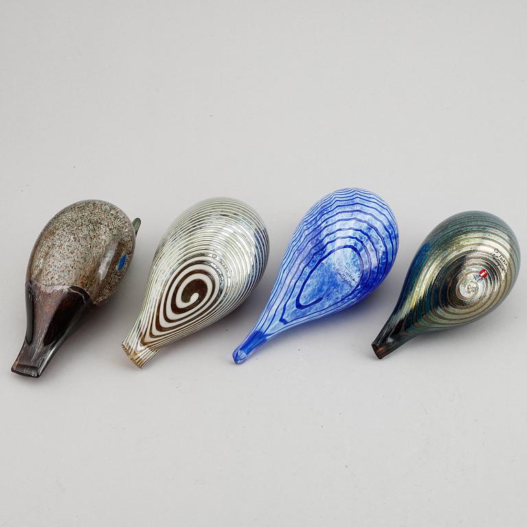 Oiva Toikka, a mixed lot of four glass sculpture birds, signed, Nuutajärvi, Finland.
