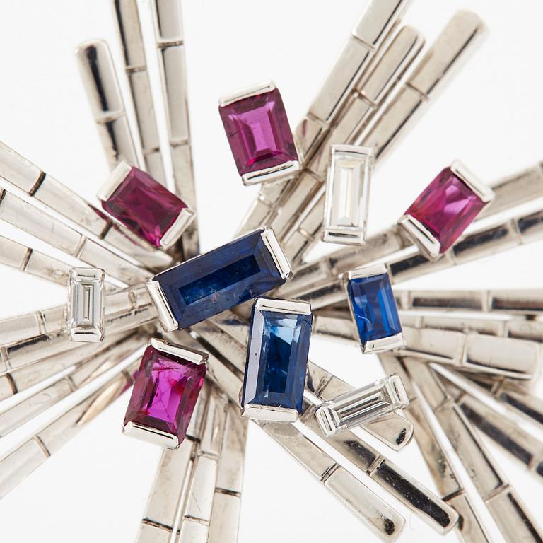 WA Bolin brosch 18K vitguld med baguetteslipade diamanter samt safirer och rubiner.
