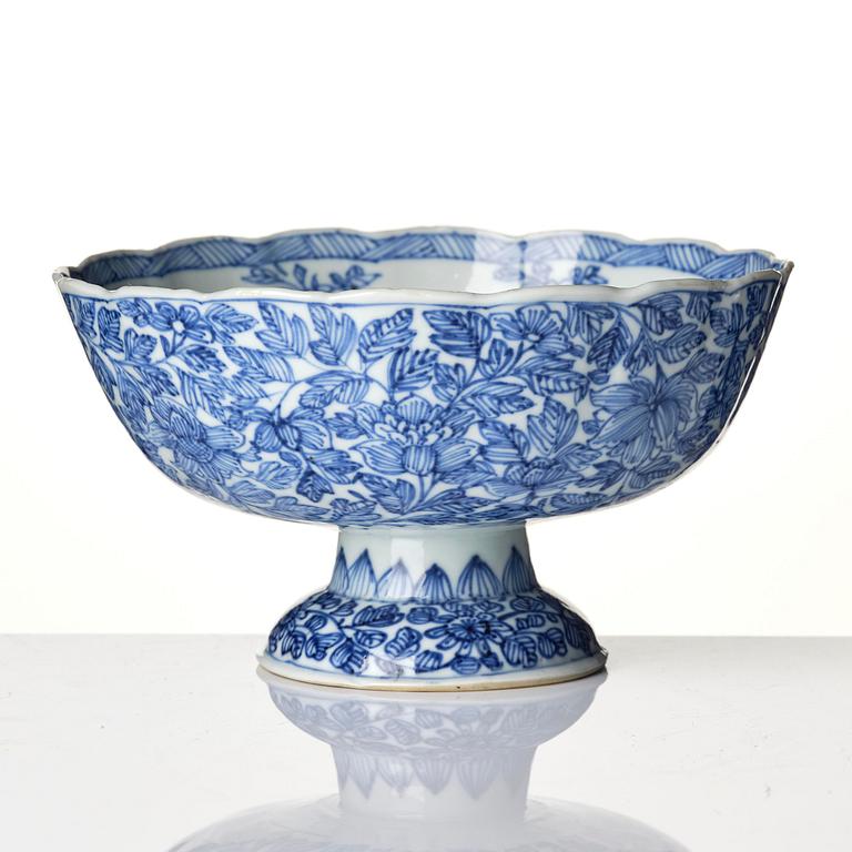 A rare blue and white stemcup, Qing dynasty, Kangxi (1662-1722).