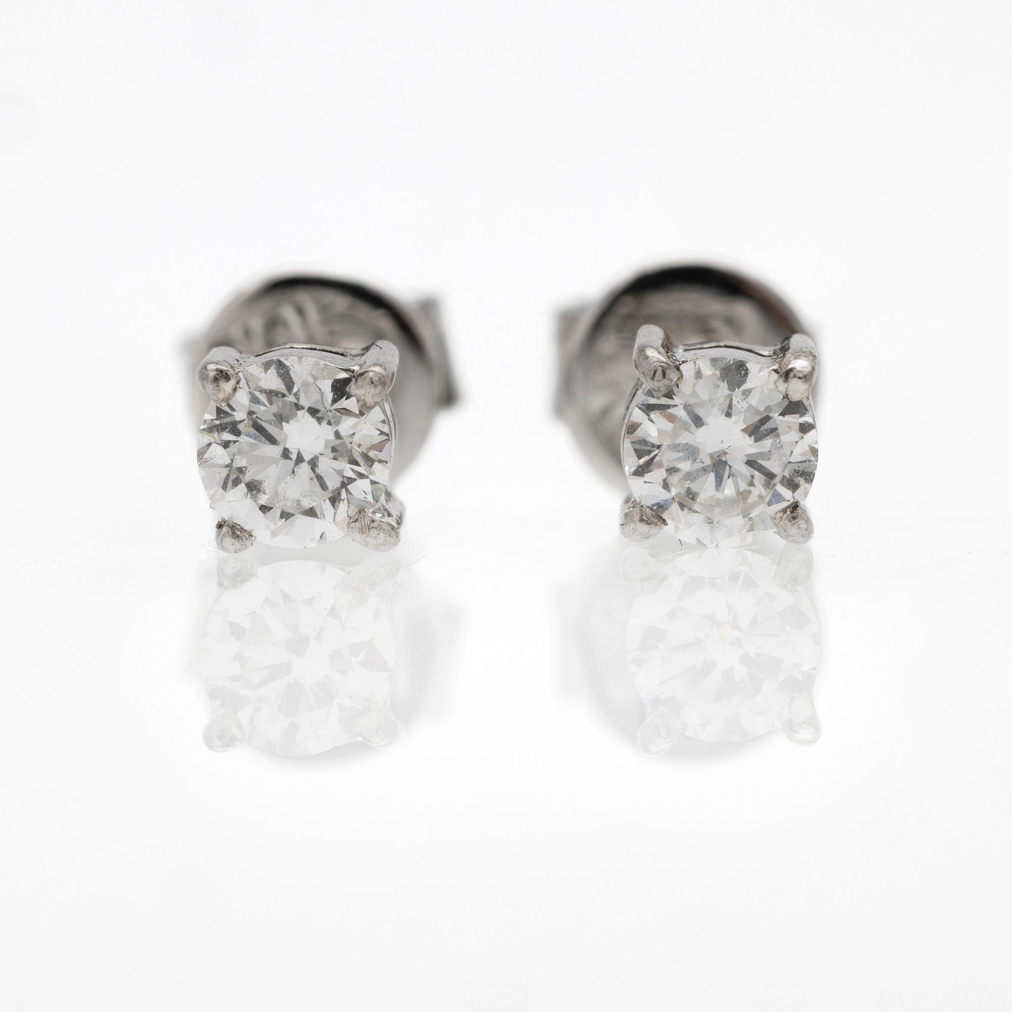 18K white gold earrings with diamonds.