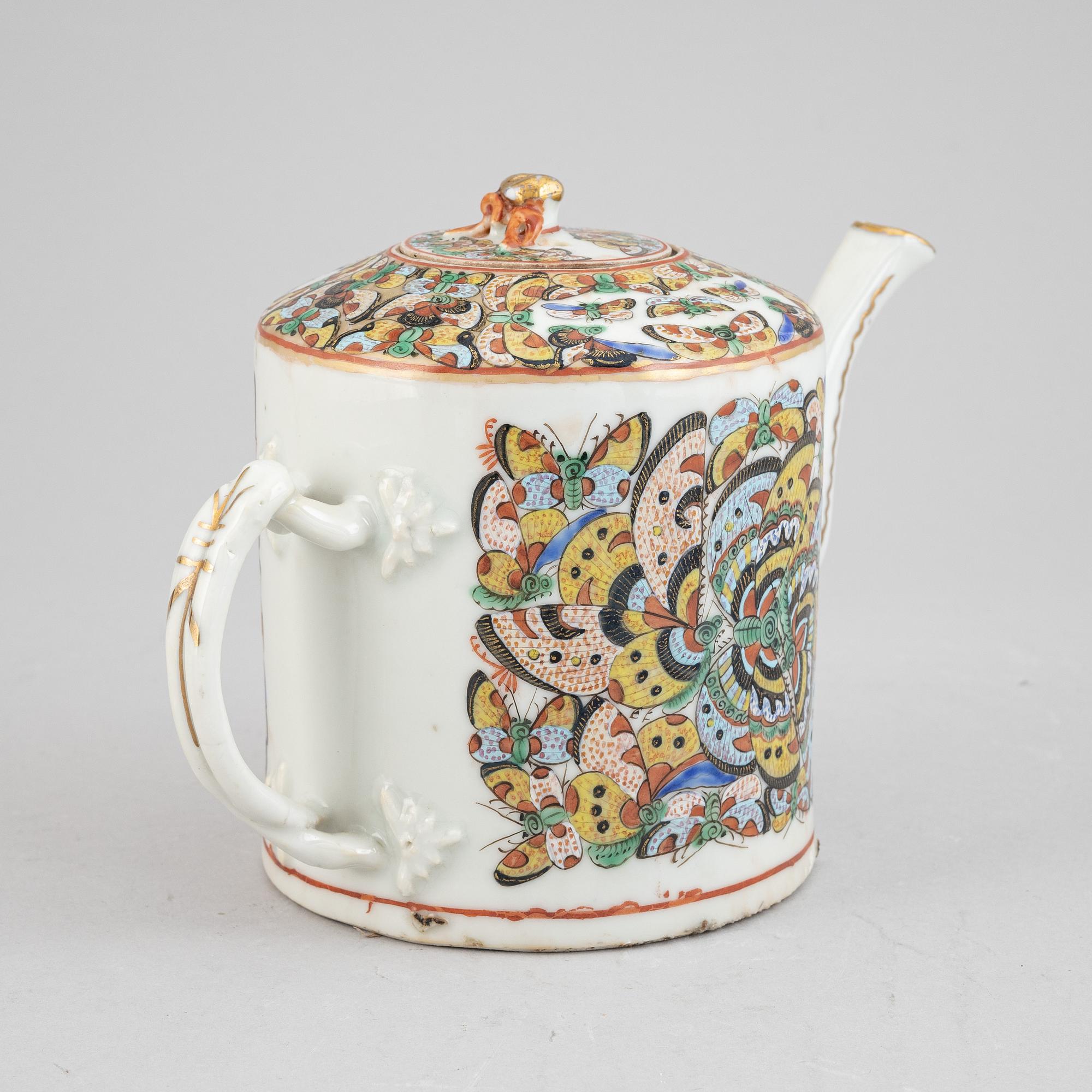 A Chinese porcelain butterfly tea pot, Canton, Qing dynasty, late 19th century.