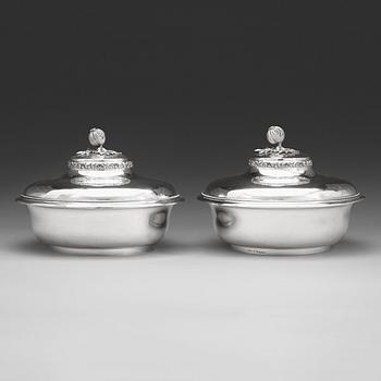 938. A pair of Swedish 19th century silver dishes and covers, mark of Gustaf Möllenborg, Stockholm 1849.