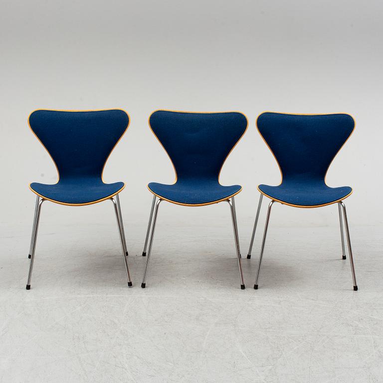 ARNE JACOBSEN, stolar 3 st, ”Sjuan”, Fritz Hansen, Danmark, 1988.