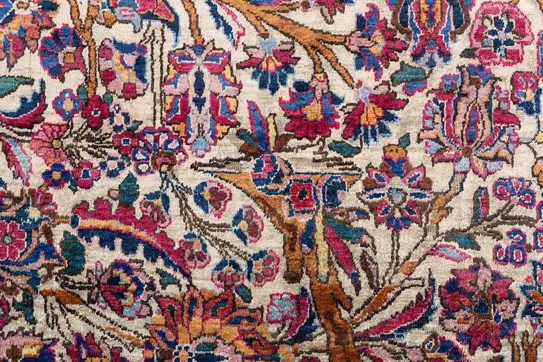 A carpet, semi-antik, silk Kashan, ca 315,5 x 204 cm.