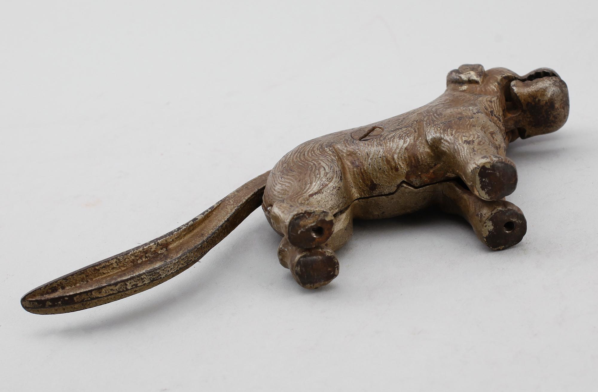 NÖTKNÄPPARE, målad metall, 1800-tal.