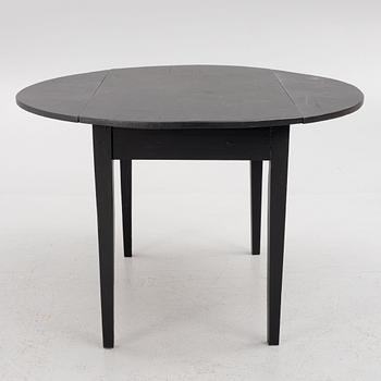 A drop-leaf table, early 20th Century.