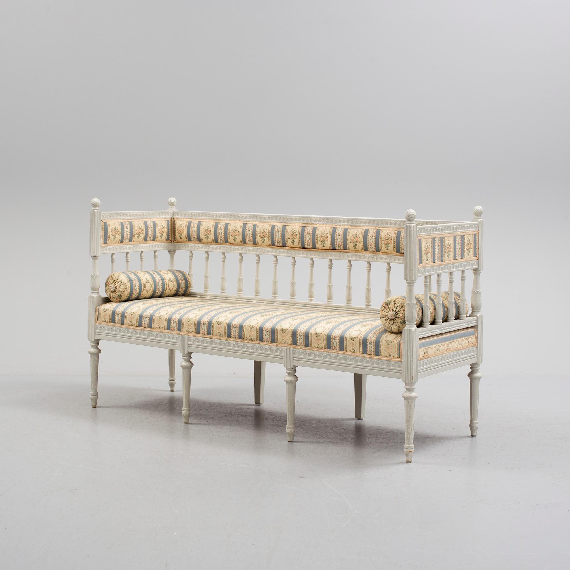 A GUSTAVIAN STYLE SETTEE, fist half of the 20th century.