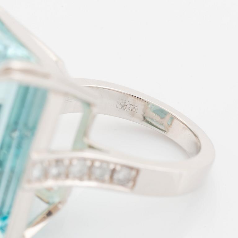 An 18K white gold ring set with a step-cut aquamarine.