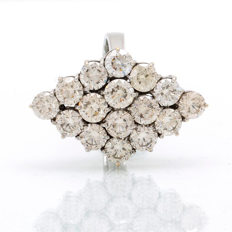 An 18K white gold and diamond ring, approx. 11.2 ct.