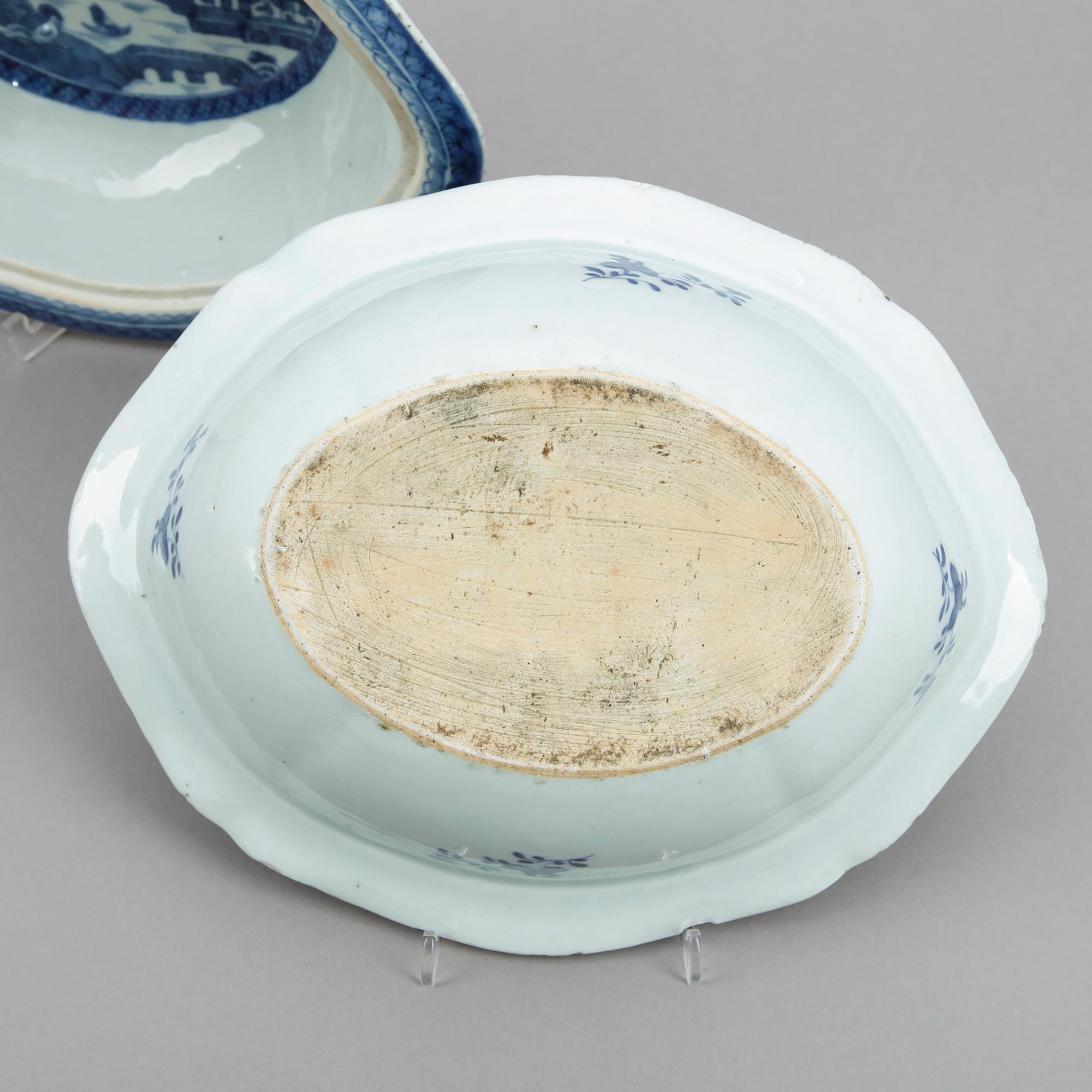 KAROTTER ETT PAR, & STEKFAT 2 st, porslin, Qingdynastin, Kina, 1700-tal till tidigt 1800-tal.