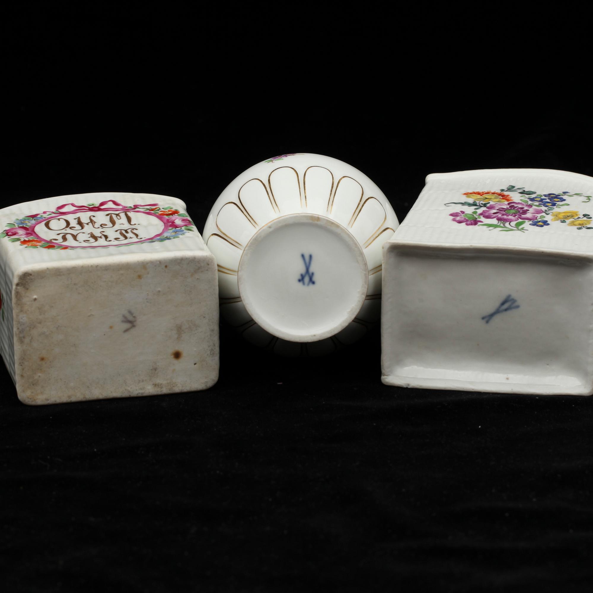 TEDOSOR, 2 st, porslin, 1700-tal samt LOCKURNA, porslin, Meissen 1900-tal.